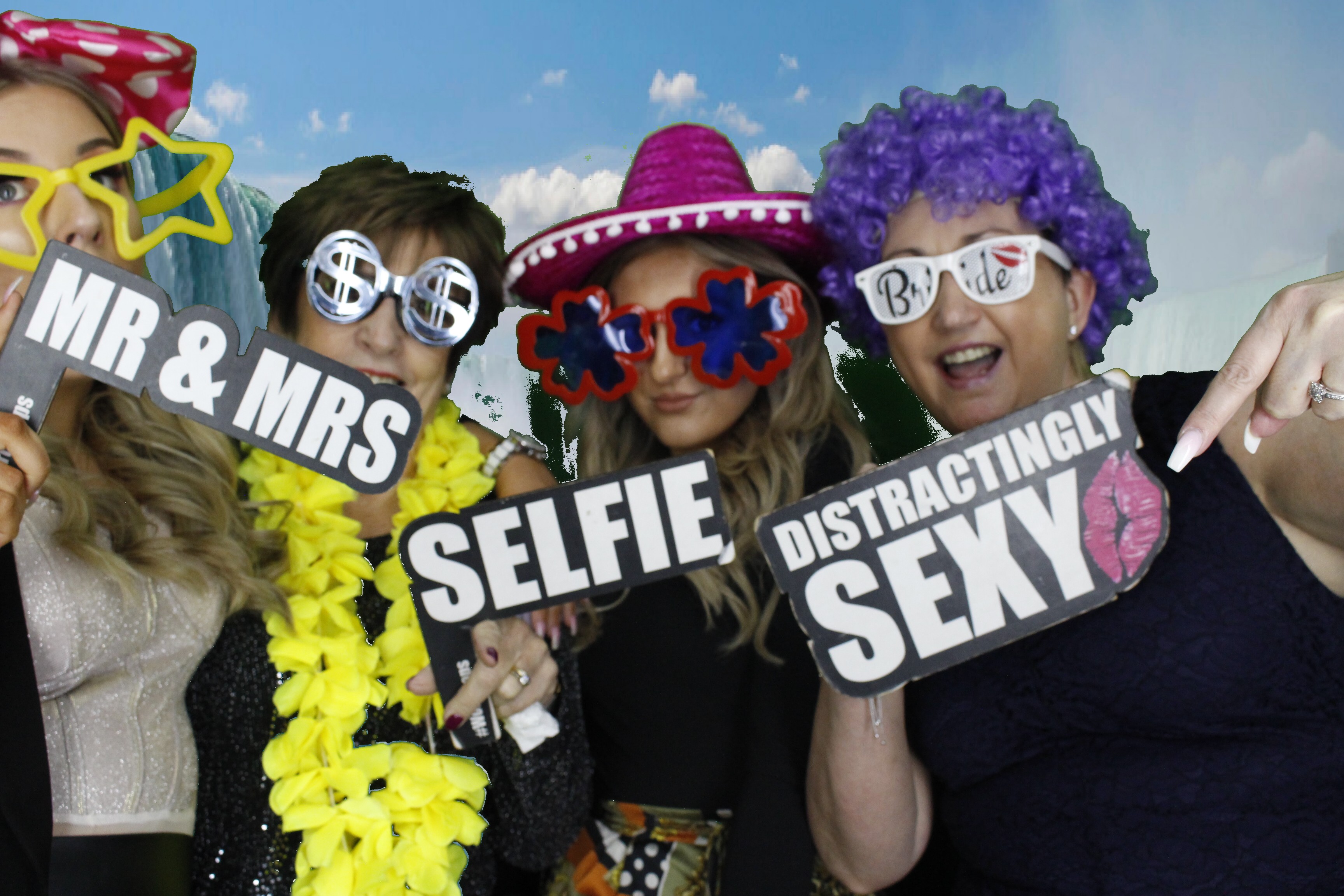 Mr & Mrs Mills | View more photos from the event at gallery.myphotoboothexperience.co.uk/u/MyPhotoBoothExperienceLtd/Mr-Mrs-Mills